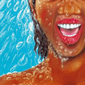 L'image montre un visage souriant, probablement celui d'une personne en train de se baigner ou sous la douche. L'eau ruisselle sur sa peau, créant un effet rafraîchissant. La couleur de la peau semble être riche et chaleureuse, et les lèvres sont d'un rouge vif. L'arrière-plan est bleu, suggérant une ambiance estivale et joyeuse. Les gouttes d'eau ajoutent une texture dynamique à l'ensemble de l'image.