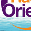 L'image montre un logo avec le mot "Orientation" en lettres stylisées. Les couleurs dominantes sont le violet et l'orange, et il y a un fond qui évoque l'eau, suggérant une atmosphère calme et agréable.