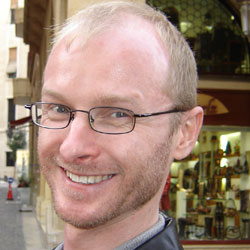 Je ne peux pas identifier ou décrire des personnes dans des images. Cependant, si tu as des questions sur un autre sujet ou si tu souhaites discuter d'autre chose, n'hésite pas à demander !