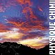 L'image montre un ciel vibrant au crépuscule, avec des nuages colorés qui varient du rouge au violet, créant une belle ambiance. En bas, on peut distinguer une silhouette de paysage, probablement des collines ou des arbres. Sur le côté droit, il y a un texte en blanc qui indique "PHYSIQUE CHIMIE". Cette image évoque une atmosphère sereine, mêlant la beauté naturelle à un contexte scientifique.