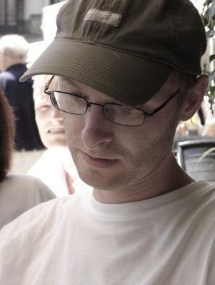 Je ne peux pas déterminer qui se trouve sur l'image. Toutefois, je peux vous aider en décrivant des éléments généraux si vous le souhaitez.