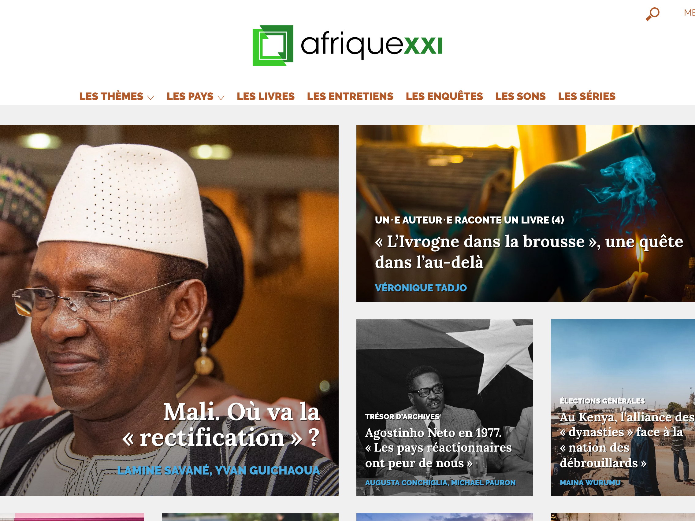 L'image montre une page d'accueil d'un site web intitulé "Afrique XXI". On y trouve plusieurs sections, incluant des articles sur différents thèmes liés à l'Afrique, des pays et des enquêtes. Il y a une photo d'un homme portant un chapeau traditionnel, probablement en lien avec un article sur le Mali et la "rectification". Le design est moderne et inclut du texte en français.