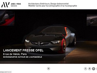 L'image montre une automobile moderne et futuriste mise en valeur dans un cadre sombre et élégant. La voiture, aux lignes aérodynamiques, est présentée sur un podium, entourée d'une ambiance de lumière tamisée qui accentue ses formes. Le fond est minimaliste, ce qui permet de concentrer l'attention sur le véhicule. En bas, on peut voir des informations sur l'événement de lancement de l'Opel, situé à Paris.