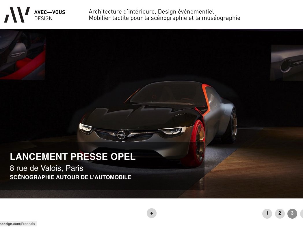 L'image montre une automobile moderne et futuriste mise en valeur dans un cadre sombre et élégant. La voiture, aux lignes aérodynamiques, est présentée sur un podium, entourée d'une ambiance de lumière tamisée qui accentue ses formes. Le fond est minimaliste, ce qui permet de concentrer l'attention sur le véhicule. En bas, on peut voir des informations sur l'événement de lancement de l'Opel, situé à Paris.