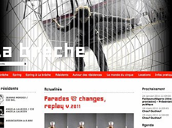 L'image présente une interface de site web intitulée "La brèche". Le design est contemporain, avec une palette de couleurs principalement en noir et blanc, accompagnée de touches de rouge. On y voit un homme au centre, probablement un artiste, interagissant avec des éléments de décors, suggérant une thématique artistique ou de performance. Le site fournit également des actualités et des informations sur des événements à venir, avec des sections mentionnant des projets et des compagnies artistiques. La mise en page est moderne, facilitant la navigation à travers les contenus proposés.