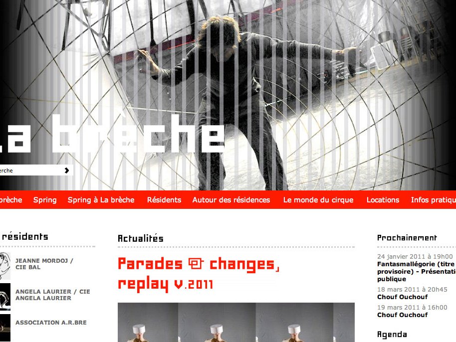 L'image présente une interface de site web intitulée "La brèche". Le design est contemporain, avec une palette de couleurs principalement en noir et blanc, accompagnée de touches de rouge. On y voit un homme au centre, probablement un artiste, interagissant avec des éléments de décors, suggérant une thématique artistique ou de performance. Le site fournit également des actualités et des informations sur des événements à venir, avec des sections mentionnant des projets et des compagnies artistiques. La mise en page est moderne, facilitant la navigation à travers les contenus proposés.