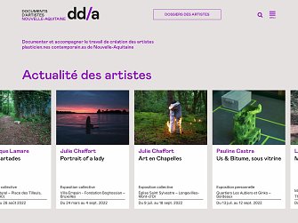 L'image présente une page web intitulée "dd/a" qui semble être dédiée à la documentation et à l'accompagnement du travail des artistes contemporains de Nouvelle-Aquitaine. Il y a une section intitulée "Actualité des artistes" qui met en avant plusieurs artistes et leurs projets. On peut y voir des vignettes pour chacun des artistes mentionnés : Véronique Lamare, Julie Chaffort, Pauline Castra et Laurent L. Chaque vignette inclut le nom de l'artiste, une brève description de leur exposition, ainsi que des dates. L'esthétique de la page est moderne et colorée, avec une disposition claire. Les titres et descriptions sont en français, et une navigation est également présente sur la page.