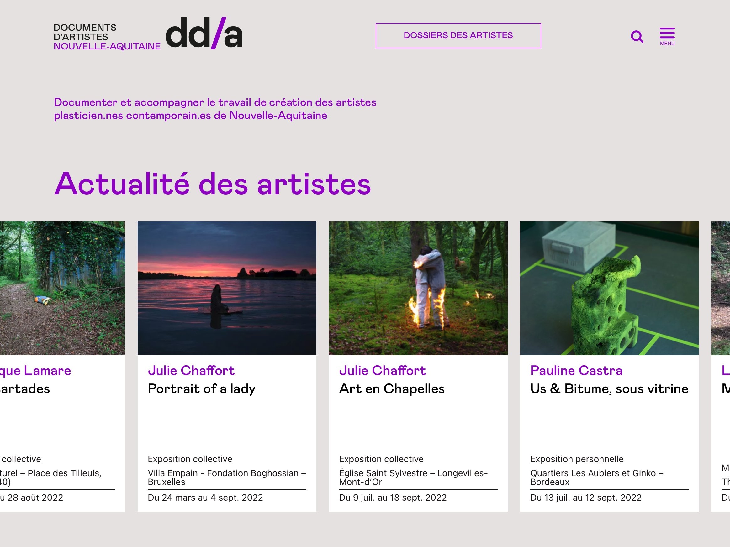 L'image présente une page web intitulée "dd/a" qui semble être dédiée à la documentation et à l'accompagnement du travail des artistes contemporains de Nouvelle-Aquitaine. Il y a une section intitulée "Actualité des artistes" qui met en avant plusieurs artistes et leurs projets. On peut y voir des vignettes pour chacun des artistes mentionnés : Véronique Lamare, Julie Chaffort, Pauline Castra et Laurent L. Chaque vignette inclut le nom de l'artiste, une brève description de leur exposition, ainsi que des dates. L'esthétique de la page est moderne et colorée, avec une disposition claire. Les titres et descriptions sont en français, et une navigation est également présente sur la page.