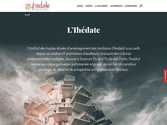 L'image semble représenter un site web de l'Institut des hautes études d'aménagement des territoires (l'ihédate). Le texte mentionne que l'institut a accueilli 17 promotions d'étudiants issus de divers horizons professionnels. Il est associé à Sciences Po et à l'École des Ponts, et se concentre sur les enjeux territoriaux et prospectifs. La présentation évoque une structure moderne ou architecturale en arrière-plan, symbolisant peut-être l'innovation et le développement.
