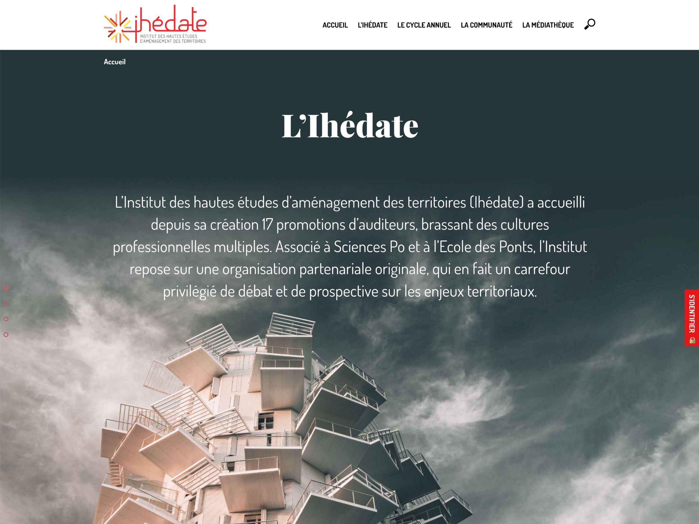 L'image semble représenter un site web de l'Institut des hautes études d'aménagement des territoires (l'ihédate). Le texte mentionne que l'institut a accueilli 17 promotions d'étudiants issus de divers horizons professionnels. Il est associé à Sciences Po et à l'École des Ponts, et se concentre sur les enjeux territoriaux et prospectifs. La présentation évoque une structure moderne ou architecturale en arrière-plan, symbolisant peut-être l'innovation et le développement.