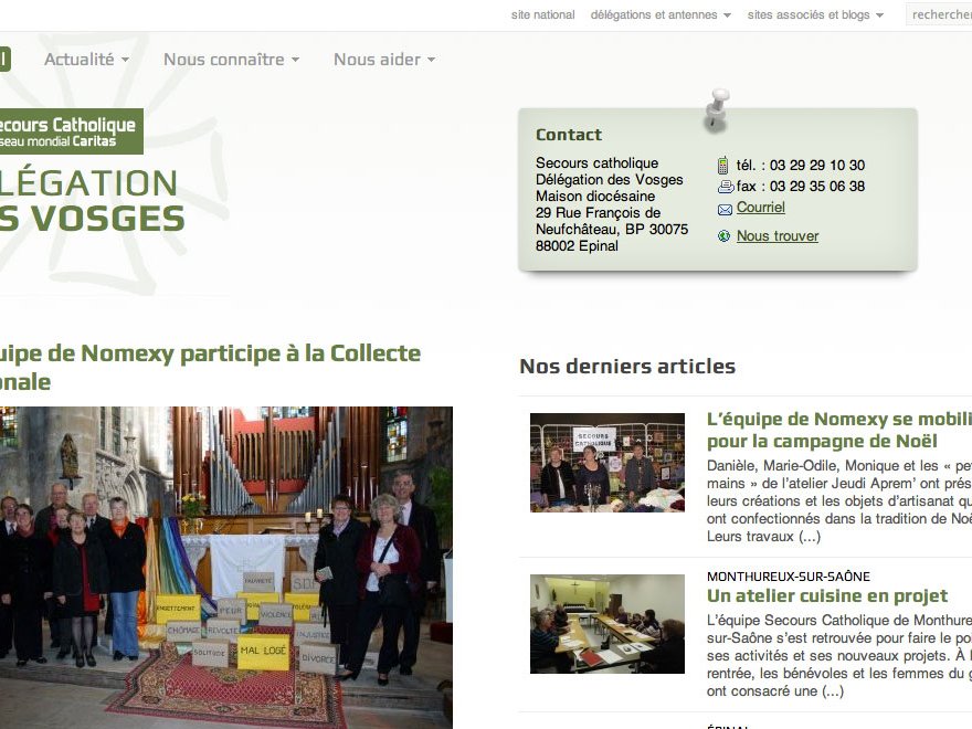 L'image semble être une capture d'écran d'un site web du Secours Catholique, en particulier de la délégation des Vosges. Elle affiche plusieurs sections, dont un menu principal avec des liens vers l'actualité et des informations sur l'organisation. On peut y voir une photo d'une équipe participative qui semble s'impliquer dans une collecte nationale, avec des bénévoles à l'arrière-plan, probablement dans un environnement festif ou communautaire. Le site inclut également des informations de contact et une liste d'articles récents.