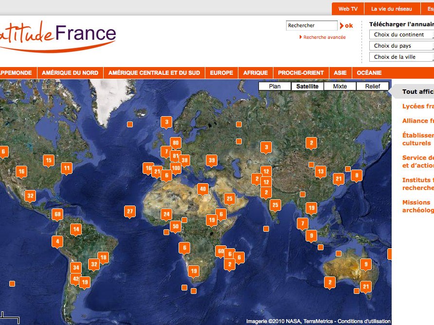 L'image semble être une capture d'écran d'une carte interactive intitulée "Latitude France". On y voit le monde avec une diversité de points marqués qui représentent des lieux, probablement liés à des lycées français, des alliances françaises, des établissements scolaires, ainsi que des missions archéologiques et d'autres symboles associés à la coopération et à l'action culturelle à l'étranger. La carte met en évidence la présence française à travers le globe, avec des annotations ou des légendes en rapport avec ces établissements.
