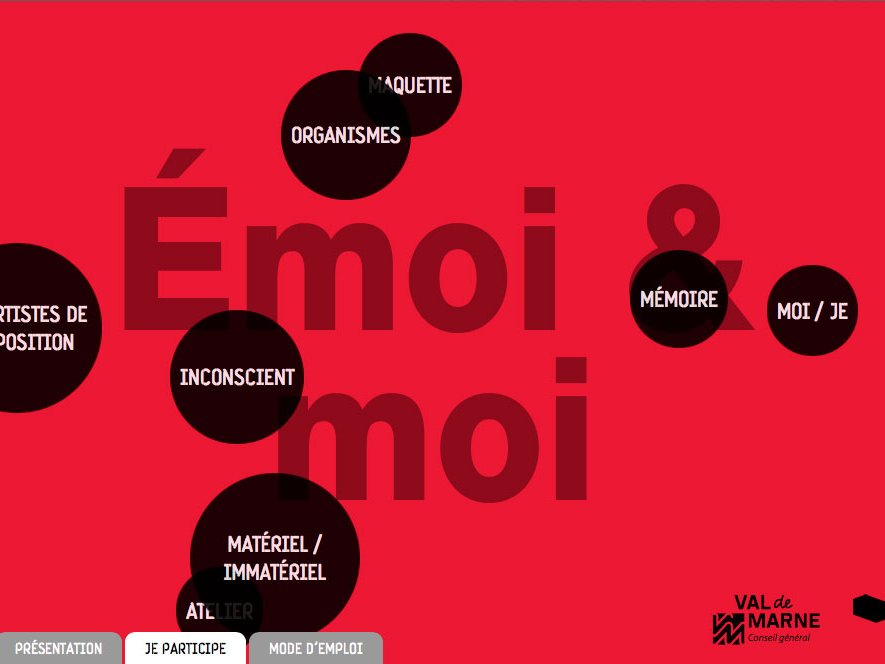 L'image semble être une interface ou une affiche interactive liée à une exposition intitulée "Émois & moi". On y trouve des mots en lien avec l'exposition, tels que "mémoire", "inconscient", "organismes", et "matériel/immatériel", affichés dans des cercles noirs sur un fond rouge. Le mot "blanc" est également présent, suggérant un élément de contraste. Les éléments semblent inviter à la réflexion sur les thèmes abordés dans l'exposition, tout en impliquant les visiteurs dans un processus participatif.
