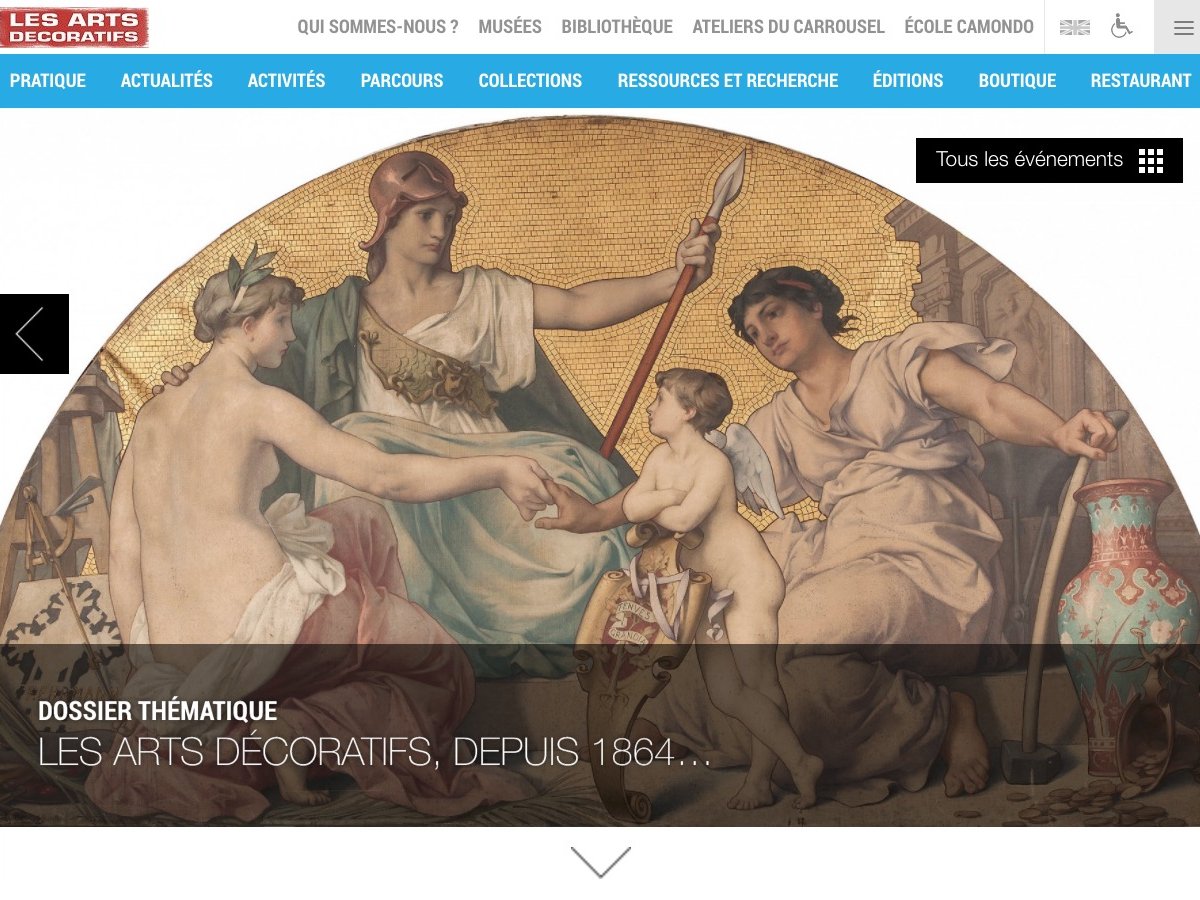 L'image semble représenter une œuvre artistique classique, typique du style décoratif. On y voit deux figures féminines, probablement personnifiant des idéaux artistiques ou culturels, entourant un enfant. Le décor en arrière-plan est riche, avec des motifs dorés, ajoutant une ambiance opulente à l'ensemble. Les couleurs sont douces et harmonieuses, créant une atmosphère apaisante. L'œuvre évoque des thèmes de protection, de créativité et de transmission du savoir.