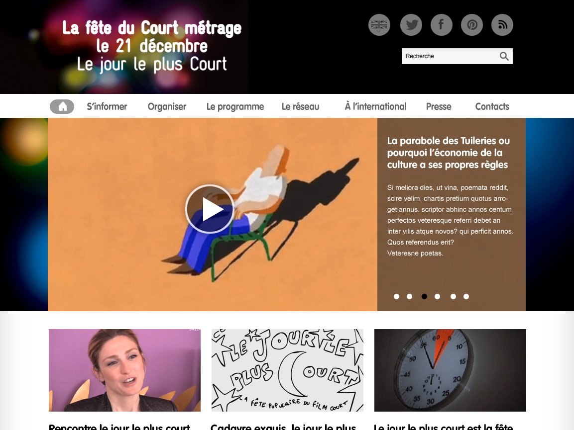 L'image semble représenter une page d'accueil d'un site web dédié à un événement cinématographique, probablement un festival de court-métrage qui a lieu le 21 décembre. Elle inclut un en-tête avec le titre "La fête du Court métrage" et "Le jour le plus Court". On y trouve également une vidéo centrale ainsi que plusieurs sections informatives, comme des articles ou des annonces liées à l'événement, et des éléments de navigation tels que des réseaux sociaux. Le design est probablement coloré et dynamique, reflétant l'esprit créatif du festival.