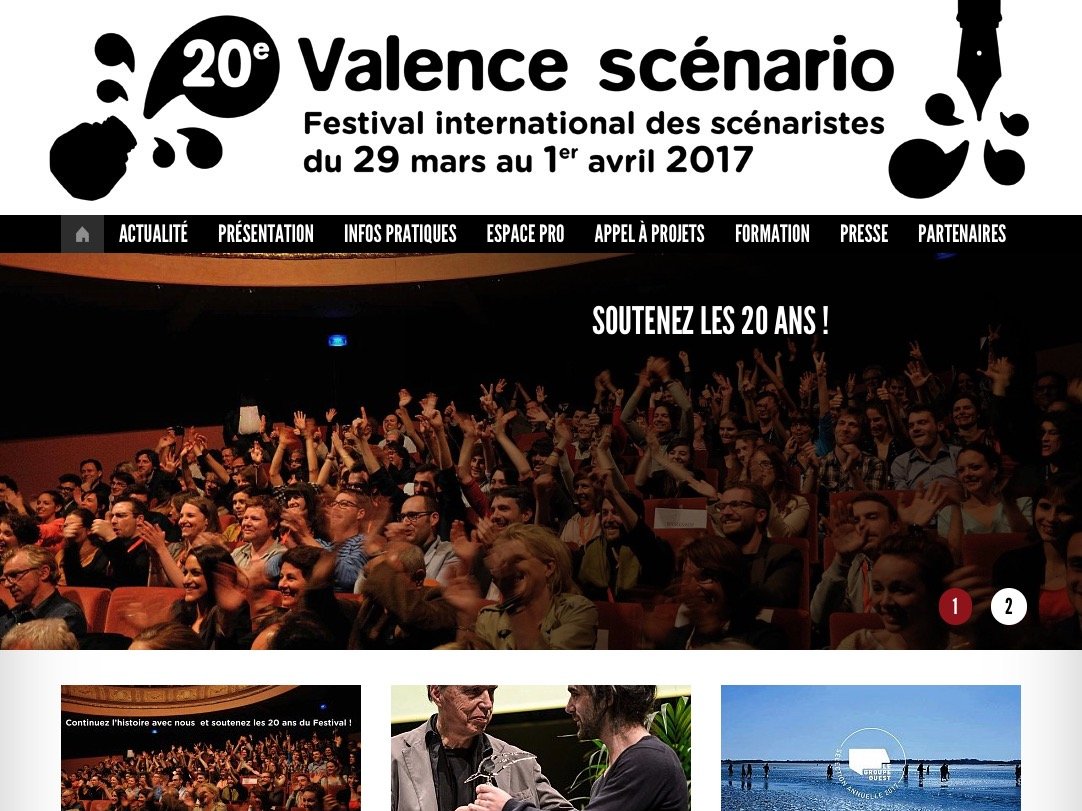 L'image montre une page d'accueil d'un site web dédiée au Festival international des scénaristes "Valence scénario". Sur la page, on trouve des informations sur l'événement, y compris les dates du festival, qui s'est déroulé du 29 mars au 1er avril 2017. Il y a une section de présentation avec un appel à soutenir le festival et une photo de personnes dans une salle, probablement enthousiaste et engagée. En bas, il y a des liens vers des actualités, des projets, et des partenaires. Cela évoque une atmosphère festive et collaborative autour de l'écriture de scénarios.