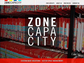 L'image présente un site web intitulé "ZONE CAPACITY". En arrière-plan, on peut voir des rangées de fichiers ou de dossiers organisés sur des étagères, principalement en rouge. Au centre, le nom "ZONE CAPACITY" est affiché en lettres blanches et larges, mettant en avant l'identité de l'entreprise. Le site semble se concentrer sur des solutions sur mesure pour une meilleure gestion de l'espace, comme indiqué par le texte supplémentaire en bas de la page.