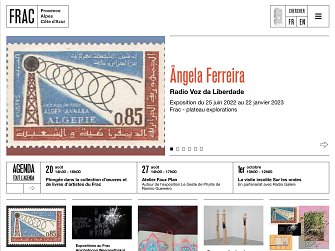 L'image représente la page d'accueil d'un site web, probablement d'un musée ou d'un centre d'art, avec des informations sur une exposition. En haut, on trouve le nom de l'artiste, Ângela Ferreira, et les dates de l'exposition, qui se déroule du 25 juin 2022 au 22 janvier 2023, avec un lien vers "Fract - plateau explorations". Au centre, il y a une illustration d'un timbre postal avec une représentation graphique en rapport avec l'Algérie. En bas, plusieurs sections présentent des événements et activités, comme des visites guidées et des ateliers. Les éléments typographiques sont en français, et l'interface comprend des options de navigation pour explorer davantage le site.