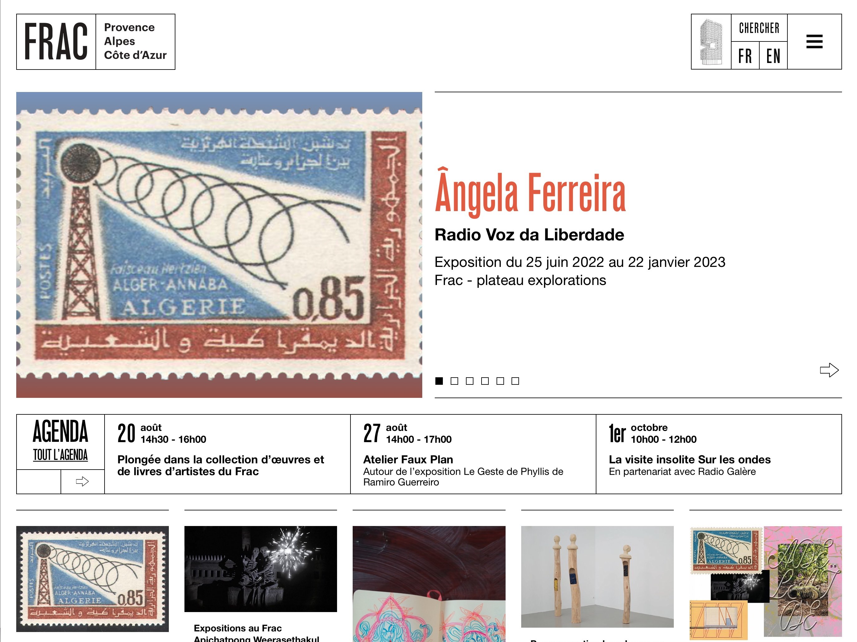 L'image représente la page d'accueil d'un site web, probablement d'un musée ou d'un centre d'art, avec des informations sur une exposition. En haut, on trouve le nom de l'artiste, Ângela Ferreira, et les dates de l'exposition, qui se déroule du 25 juin 2022 au 22 janvier 2023, avec un lien vers "Fract - plateau explorations". Au centre, il y a une illustration d'un timbre postal avec une représentation graphique en rapport avec l'Algérie. En bas, plusieurs sections présentent des événements et activités, comme des visites guidées et des ateliers. Les éléments typographiques sont en français, et l'interface comprend des options de navigation pour explorer davantage le site.