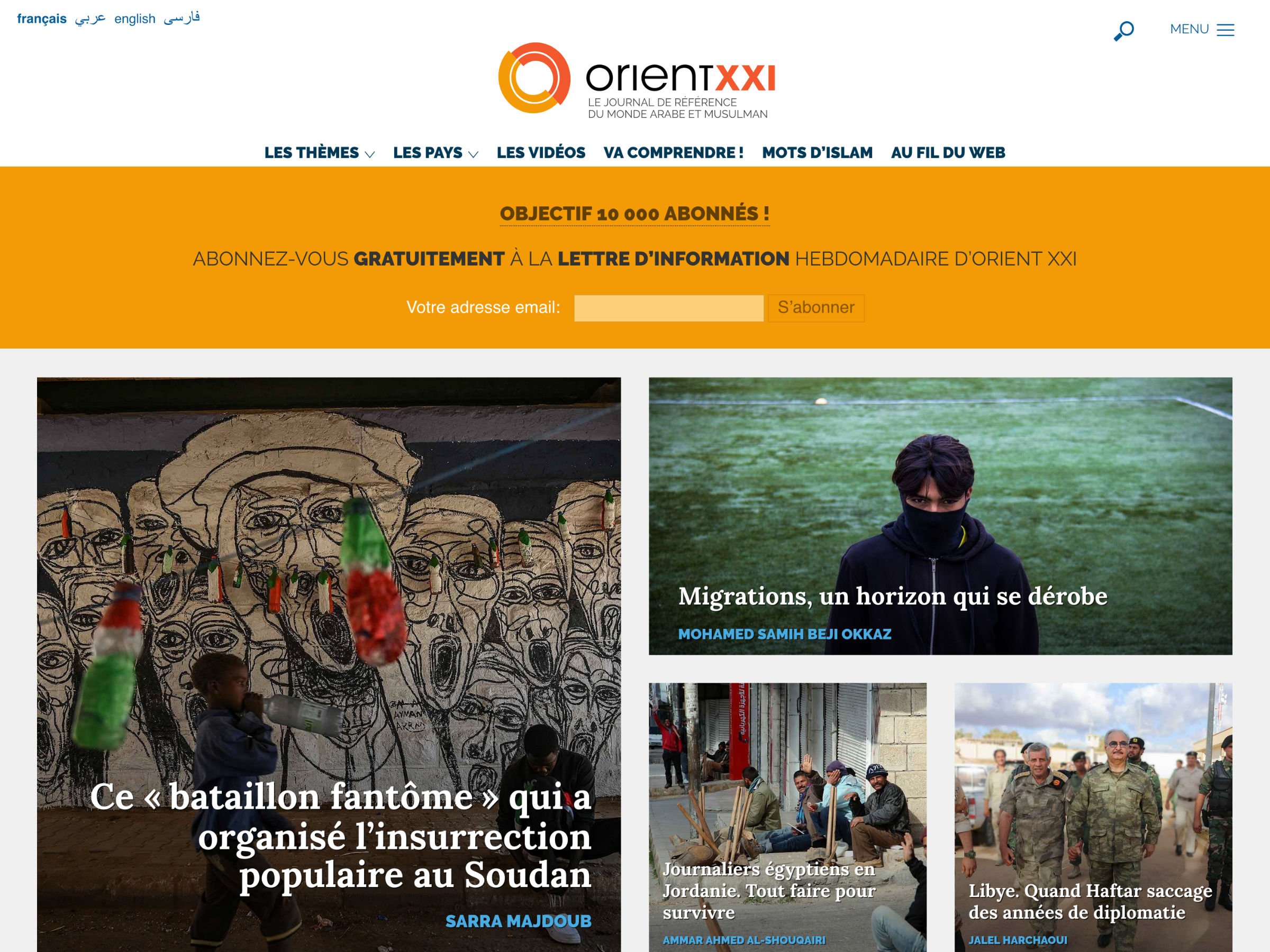 L'image montre un site Web avec une mise en page de journal en ligne. En haut, le logo "Orient XXI" est affiché, suivi d'un appel à s'abonner gratuitement à une lettre d'information hebdomadaire. En dessous, on peut voir plusieurs articles liés à des thèmes variés, tels que des migrations, une insurrection au Soudan, et des portraits d'analystes. Il y a également des images d'art visuel, probablement en rapport avec les sujets discutés. La disposition est colorée et engageante, visant à attirer l'attention du lecteur.