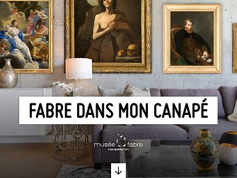 L'image montre un intérieur moderne avec un canapé et des œuvres d'art accrochées au mur. Les tableaux sont de style classique et représentent des personnages et des scènes variées. L'espace est bien décoré, avec des éléments contemporains comme le mobilier et des accessoires. En bas de l'image, on peut lire "Fabre dans mon canapé", ce qui suggère une activité ou une exposition liée au musée Fabre.