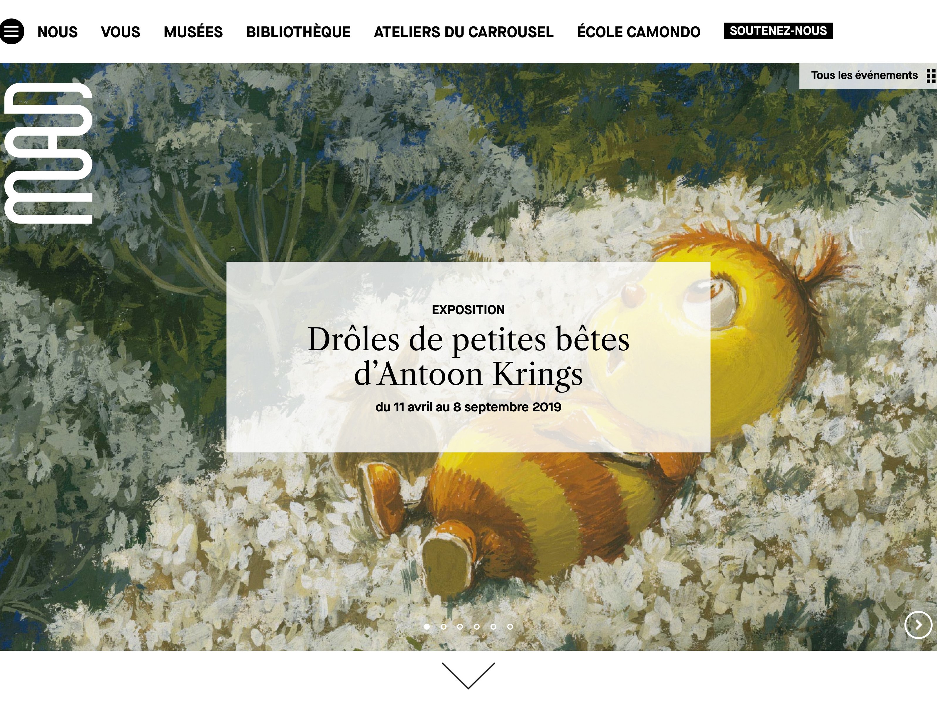 L'image présente une exposition intitulée "Drôles de petites bêtes d'Antoon Krings". On y voit un paysage floral, avec des petites créatures colorées sur un fond de fleurs blanches et vertes. Un personnage central, qui semble être une petite bête, est allongé sur le dos, profitant de l'environnement. En haut de l'image, on trouve le menu de navigation du site, indiquant différentes sections comme "Nous", "Musées", "Bibliothèque", etc. La date de l'exposition s'étend du 11 avril au 8 septembre 2019.