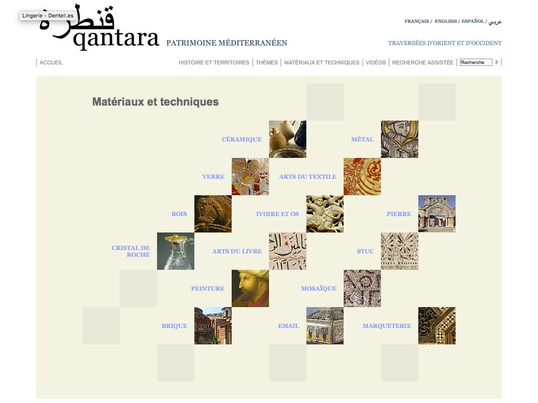 L'image semble être une capture d'écran d'un site web intitulé "Qantara", qui se concentre sur le patrimoine méditerranéen. Elle présente un menu ou un index visuel de différents matériaux et techniques artistiques, tels que la céramique, le métal, le bois, et d'autres. Chaque mot est disposé dans une grille, ce qui donne une impression de diversité des thèmes abordés. Le design est simple et organisé, facilitant la navigation à travers les différents matériaux et techniques.