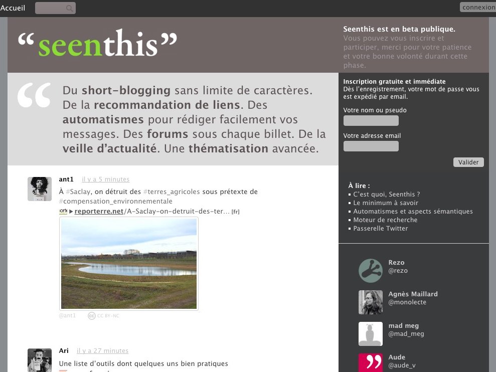 L'image semble être une capture d'écran d'un site web nommé "seenthis". Le site présente une interface de blog, avec des sections pour des articles ou des messages récents. On peut y voir un texte en français qui parle de "short-blogging" et de l'utilisation d'automatisations pour rédiger des messages. Il y a également des commentaires d'utilisateurs, ainsi qu'un aperçu d'une photo en arrière-plan. Le design du site est sobre, avec une palette de couleurs neutres.