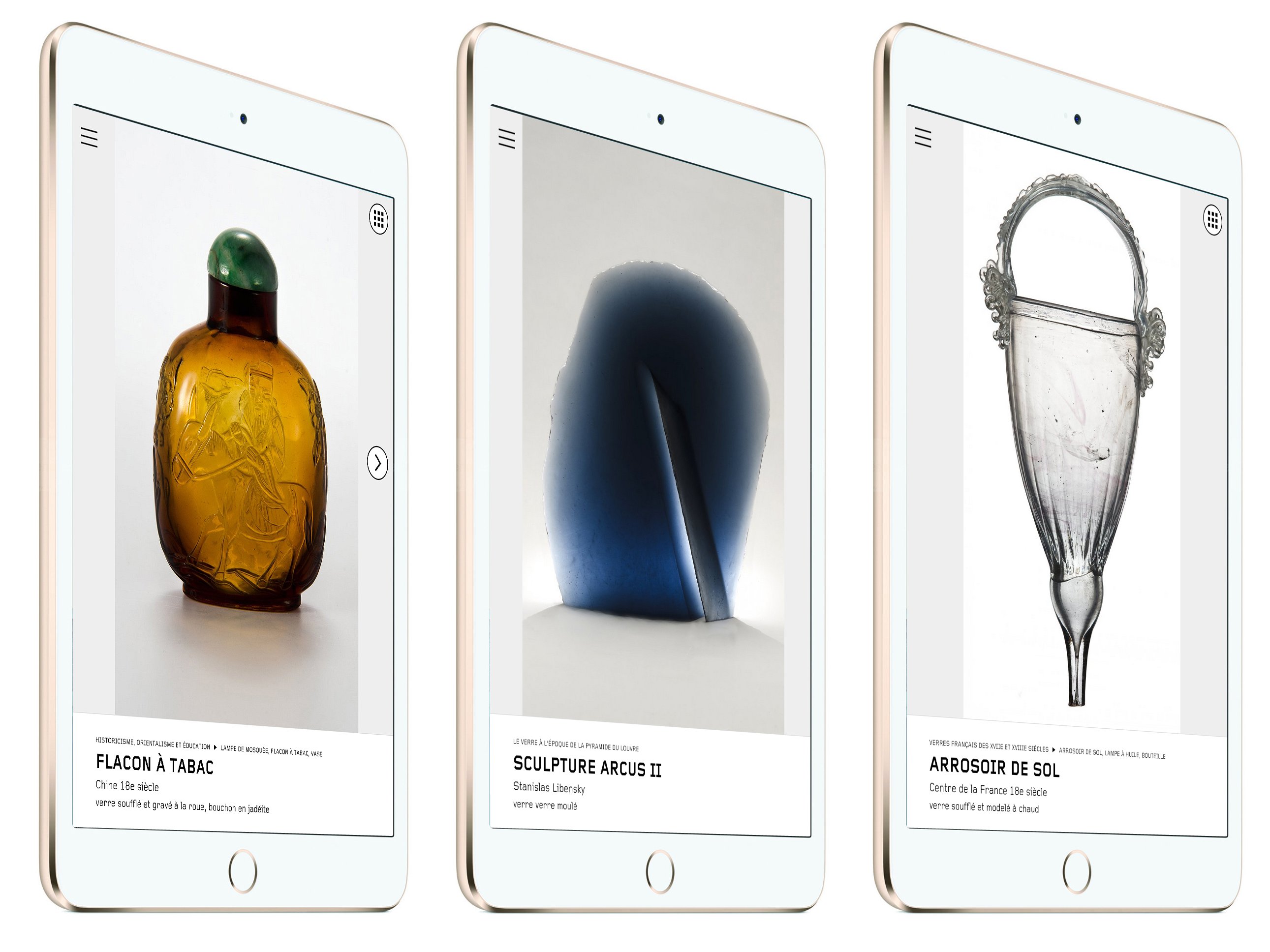 L'image montre trois objets présentés sur des tablettes. À gauche, un flacon à tabac de forme arrondie, de couleur brunâtre. Au centre, une sculpture nommée "Arcus II", caractérisée par sa forme abstraite et une teinte bleue. À droite, un arrosoir en verre avec un design élégant, orné d'un bec délicat. Chaque objet est présenté de manière distincte, mettant en valeur leur design artistique et leur fonctionnalité.