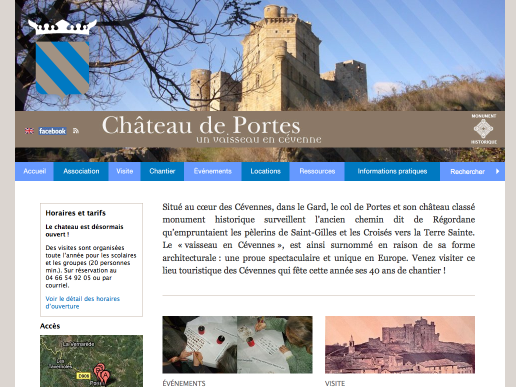 L'image présente un site web consacré au Château de Portes, situé dans le département du Gard en France. Elle affiche des informations sur le château, son histoire et ses horaires d'ouverture. On y voit également une photographie du château, qui semble imposant, avec des tours et des remparts, typiques des châteaux médiévaux. Le texte souligne que le château est classé monument historique et qu'il est associé à des événements historiques liés à la région. Des sections sont consacrées à l'accès, aux horaires, et à des expositions pédagogiques.