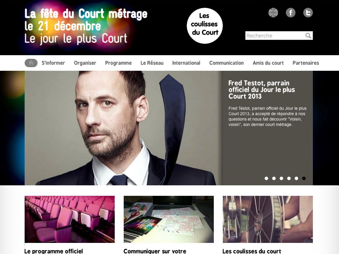 L'image présente un site web consacré à la fête du Court Métrage, qui a lieu le 21 décembre. En haut, on trouve un titre coloré qui annonce l'événement. La page semble comporter diverses sections, comme "S'informer", "Organiser", et "Le Réseau". Au centre, il y a une photo d'un homme en costume, tirant une cravate, accompagné d'une description le mentionnant comme parrain officiel de l'événement en 2013. En bas, il y a des éléments visuels comme des fauteuils de cinéma et des notes, suggérant des activités liées au court-métrage.