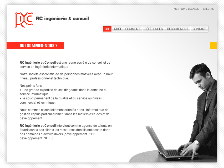 L'image montre une page web d'une entreprise nommée "RC Ingénierie & Conseil". La section présentée semble répondre à la question "Qui sommes-nous ?". On y trouve une description de l'entreprise, indiquant qu'il s'agit d'une société de conseil et de service en ingénierie informatique, axée sur l'expertise dans plusieurs domaines. Le design est épuré, avec un homme en costume qui semble réfléchir ou travailler sur un projet. La mise en page inclut des éléments de navigation comme "QUI", "QUOI", "COMMUNIQUÉ", "RÉFÉRENCES", ainsi que des mentions légales et des crédits.