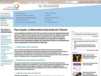 L'image semble représenter un site web dédié à la Francophonie, mettant en avant des thèmes tels que la paix, la démocratie et les droits de l'Homme. On y trouve des sections sur la langue française, la culture, les institutions et divers espaces de discussion. Le design est probablement structuré avec des titres, des liens et des informations visant à promouvoir la compréhension et le respect des valeurs universelles au sein de la communauté francophone.