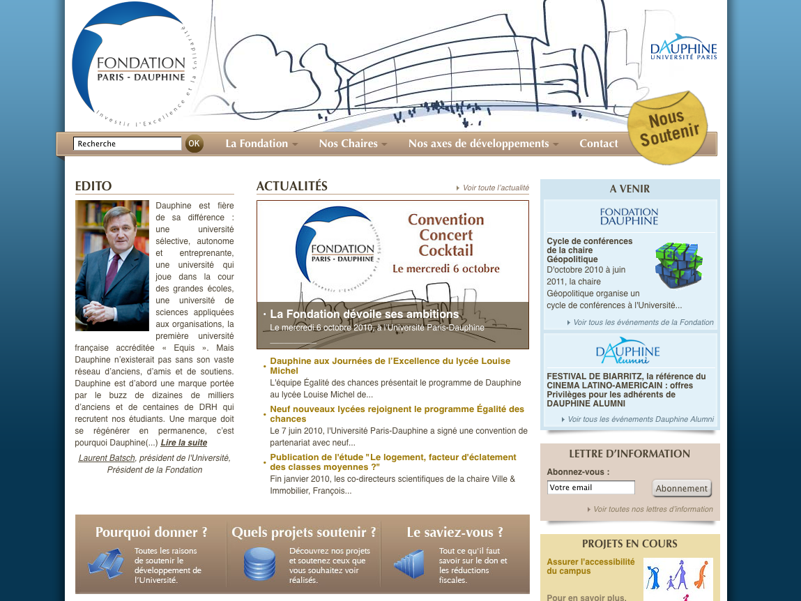 L'image montre la page d'accueil d'un site web de la "Fondation Paris-Dauphine". Le design est sobre et professionnel, avec un fond bleu dégradé et une disposition claire des informations. On y trouve une section éditoriale, des actualités, des événements à venir et des liens vers des informations supplémentaires. Un portrait d'un homme est visible, probablement le président ou un responsable de la fondation. Le texte mentionne divers programmes et événements liés à la fondation, ainsi que des initiatives pour promouvoir l'excellence et l'engagement social.