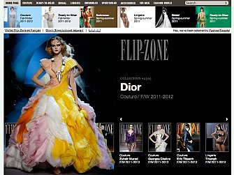 L'image présente un mannequin défilant lors d'un événement de mode, portant une robe de la collection Dior Couture automne/hiver 2011-2012. La robe se distingue par ses couleurs vives et ses drapés artistiques, allant du jaune au blanc, créant une silhouette dynamique et élégante. Le fond sombre met en valeur le vêtement, accentuant les détails de la création. Le design témoigne du savoir-faire et de la créativité associés à la haute couture.