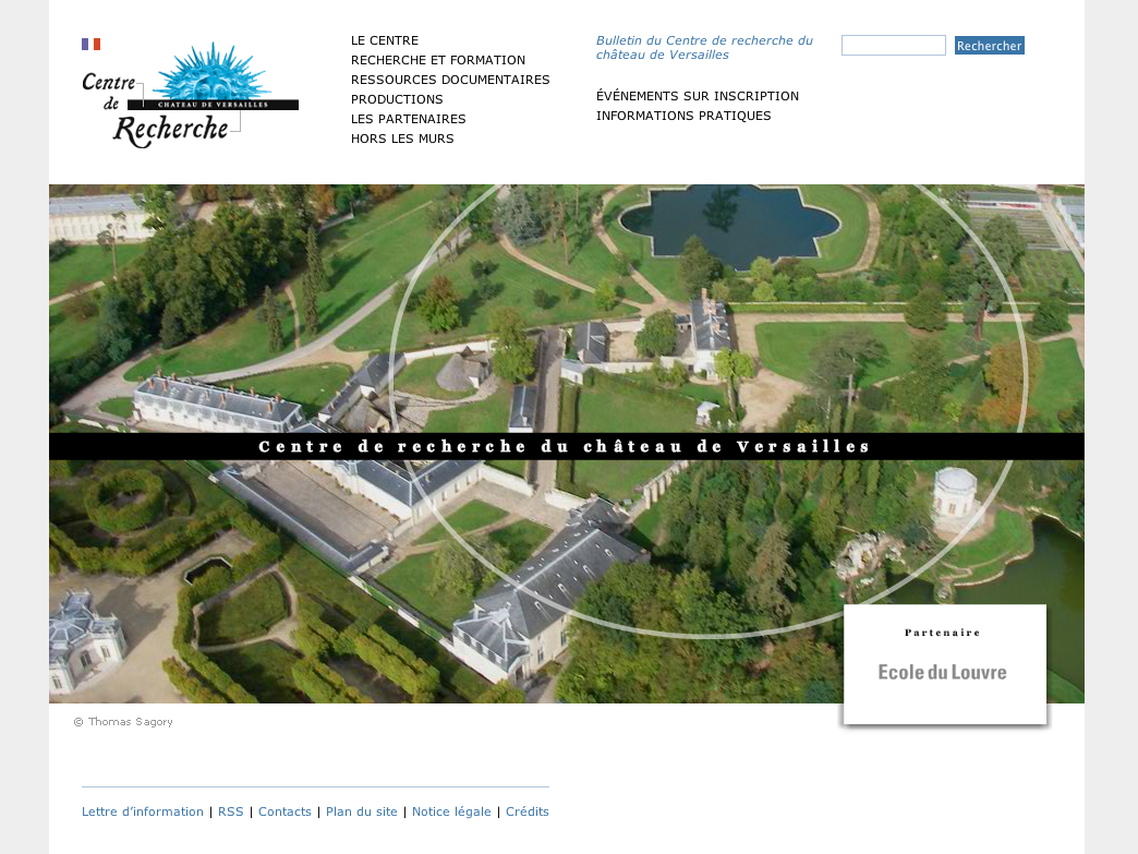 L'image représente un site web du "Centre de recherche du château de Versailles". On y voit une vue aérienne du château et de ses jardins, entourés de bâtiments et de verdures. Le design est épuré, avec des sections pour le bulletin d'informations, les ressources documentaires, et des informations pratiques. Il y a également un partenariat mentionné avec l'École du Louvre. Le tout est présenté dans un format agréable et structuré.