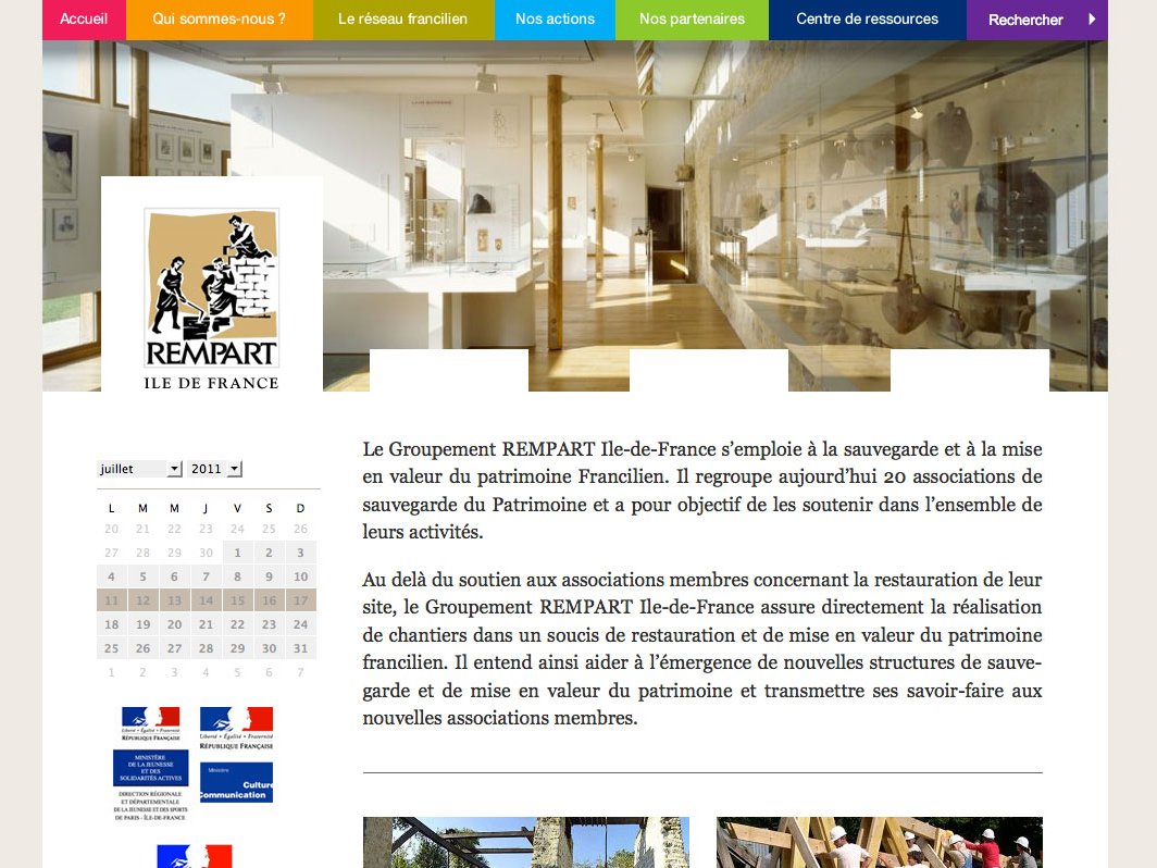 L'image présente une page web du Groupement REMPART Île-de-France, dédié à la sauvegarde du patrimoine. La mise en page inclut un calendrier, des liens vers différentes sections comme "Qui sommes-nous ?", "Le réseau français", et "Nos partenaires". On y trouve également des informations sur la mission du groupement, qui consiste à soutenir les associations de sauvegarde du patrimoine et à promouvoir la restauration de monuments historiques. Le design est coloré et engageant, avec une interface conviviale.