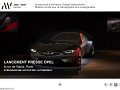 L'image montre une automobile moderne et futuriste mise en valeur dans un cadre sombre et élégant. La voiture, aux lignes aérodynamiques, est présentée sur un podium, entourée d'une ambiance de lumière tamisée qui accentue ses formes. Le fond est minimaliste, ce qui permet de concentrer l'attention sur le véhicule. En bas, on peut voir des informations sur l'événement de lancement de l'Opel, situé à Paris.