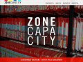 L'image présente un site web intitulé "ZONE CAPACITY". En arrière-plan, on peut voir des rangées de fichiers ou de dossiers organisés sur des étagères, principalement en rouge. Au centre, le nom "ZONE CAPACITY" est affiché en lettres blanches et larges, mettant en avant l'identité de l'entreprise. Le site semble se concentrer sur des solutions sur mesure pour une meilleure gestion de l'espace, comme indiqué par le texte supplémentaire en bas de la page.