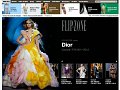 L'image présente un mannequin défilant lors d'un événement de mode, portant une robe de la collection Dior Couture automne/hiver 2011-2012. La robe se distingue par ses couleurs vives et ses drapés artistiques, allant du jaune au blanc, créant une silhouette dynamique et élégante. Le fond sombre met en valeur le vêtement, accentuant les détails de la création. Le design témoigne du savoir-faire et de la créativité associés à la haute couture.