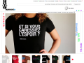 L'image présente une page web d'un site de vêtements, spécifiquement pour des t-shirts. Au centre, une personne porte un t-shirt noir sur lequel est écrit en blanc : "ET SI VOUS CARESSIEZ L'ESPOIR ?". En dessous de la personne, plusieurs modèles de t-shirts sont visibles, affichant divers designs et slogans. La mise en page est colorée et attrayante, avec des options de navigation en haut et une barre de menu sur le côté.