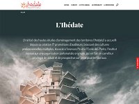 L'image semble représenter un site web de l'Institut des hautes études d'aménagement des territoires (l'ihédate). Le texte mentionne que l'institut a accueilli 17 promotions d'étudiants issus de divers horizons professionnels. Il est associé à Sciences Po et à l'École des Ponts, et se concentre sur les enjeux territoriaux et prospectifs. La présentation évoque une structure moderne ou architecturale en arrière-plan, symbolisant peut-être l'innovation et le développement.