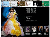 L'image présente un mannequin défilant lors d'un événement de mode, portant une robe de la collection Dior Couture automne/hiver 2011-2012. La robe se distingue par ses couleurs vives et ses drapés artistiques, allant du jaune au blanc, créant une silhouette dynamique et élégante. Le fond sombre met en valeur le vêtement, accentuant les détails de la création. Le design témoigne du savoir-faire et de la créativité associés à la haute couture.