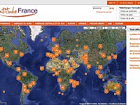 L'image semble être une capture d'écran d'une carte interactive intitulée "Latitude France". On y voit le monde avec une diversité de points marqués qui représentent des lieux, probablement liés à des lycées français, des alliances françaises, des établissements scolaires, ainsi que des missions archéologiques et d'autres symboles associés à la coopération et à l'action culturelle à l'étranger. La carte met en évidence la présence française à travers le globe, avec des annotations ou des légendes en rapport avec ces établissements.
