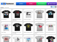 L'image présente une grille de t-shirts avec divers designs et slogans. Chaque t-shirt affiche des phrases audacieuses et des jeux de mots, jouant sur des thèmes humoristiques ou provocateurs. Les couleurs et les styles varient, créant un aspect dynamique et attrayant. La mise en page est organisée, permettant de visualiser facilement les différentes options. On peut également voir des sections pour la navigation et le panier d'achats en haut de la page.
