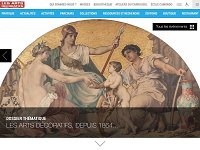 L'image semble représenter une œuvre artistique classique, typique du style décoratif. On y voit deux figures féminines, probablement personnifiant des idéaux artistiques ou culturels, entourant un enfant. Le décor en arrière-plan est riche, avec des motifs dorés, ajoutant une ambiance opulente à l'ensemble. Les couleurs sont douces et harmonieuses, créant une atmosphère apaisante. L'œuvre évoque des thèmes de protection, de créativité et de transmission du savoir.