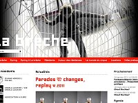 L'image présente une interface de site web intitulée "La brèche". Le design est contemporain, avec une palette de couleurs principalement en noir et blanc, accompagnée de touches de rouge. On y voit un homme au centre, probablement un artiste, interagissant avec des éléments de décors, suggérant une thématique artistique ou de performance. Le site fournit également des actualités et des informations sur des événements à venir, avec des sections mentionnant des projets et des compagnies artistiques. La mise en page est moderne, facilitant la navigation à travers les contenus proposés.